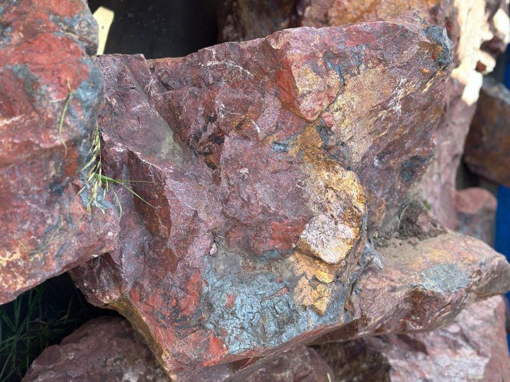 Камни для ландшафтного дизайна красно-фиолетовые 10-60 килограмм купить в Радужном