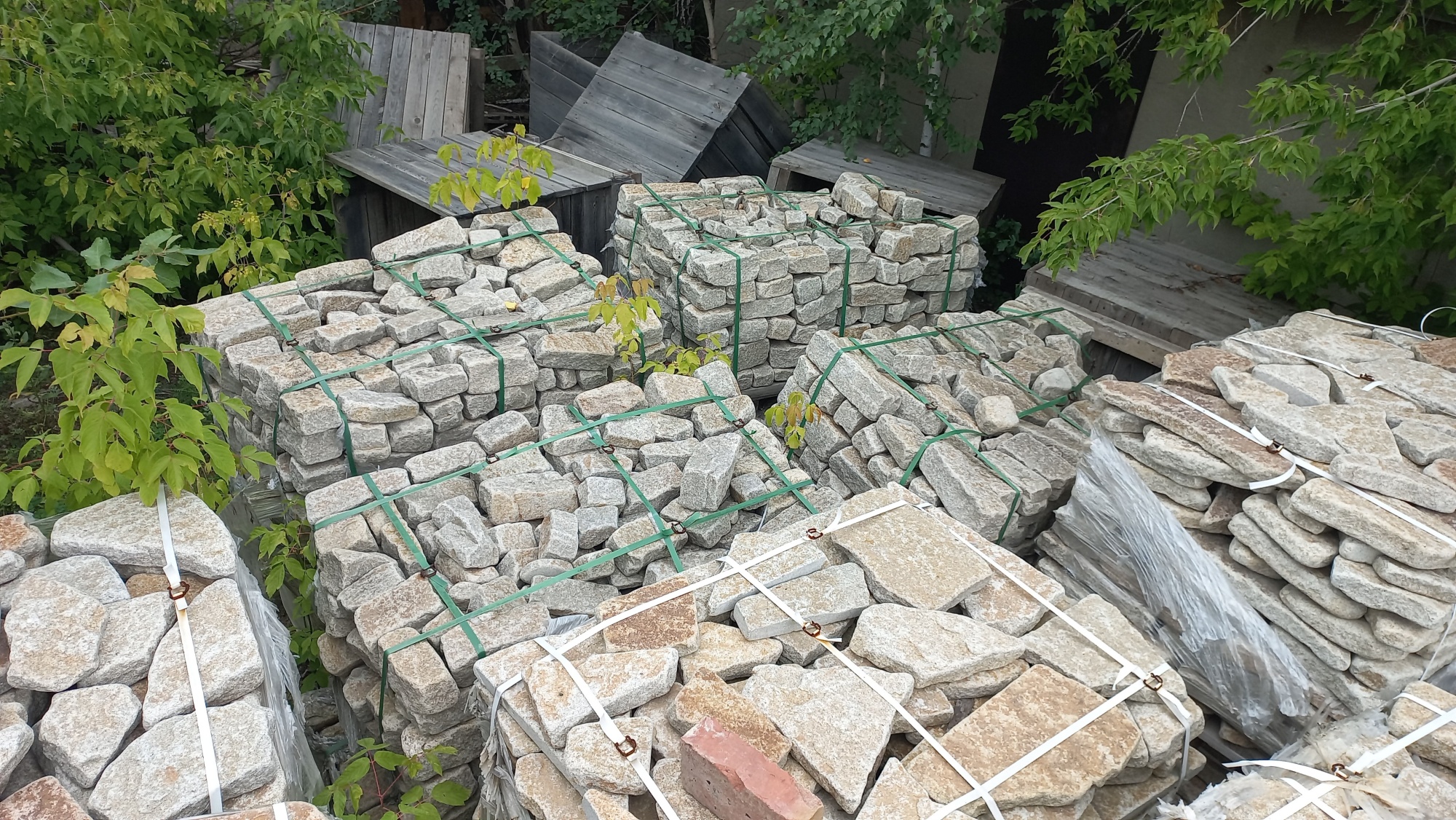 Плитняк галтованный гранитный для ландшафтного дизайна купить в Радужном