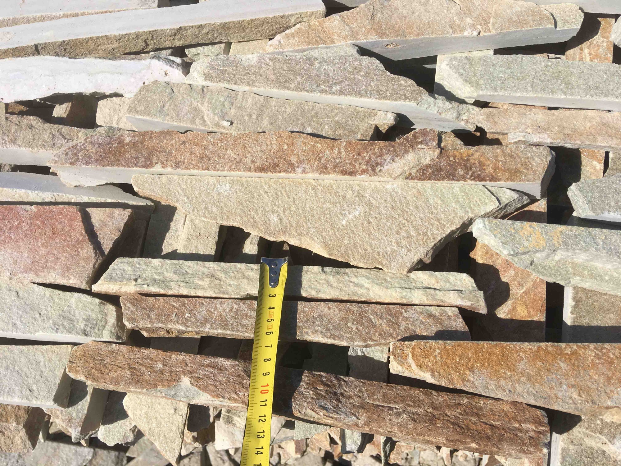 Горбушка златолит золотистый для облицовки купить в Радужном