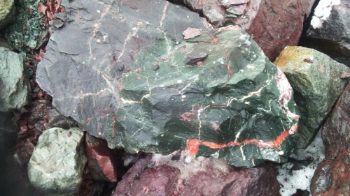 Гигантские зелёные валуны для ландшафтного дизайна весом более 5 тонн купить в Радужном