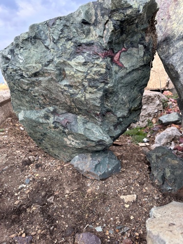 Гигантские зелёные валуны для ландшафтного дизайна весом более 5 тонн купить в Радужном