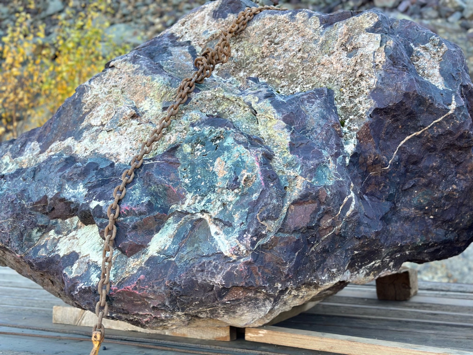 Огромные красно-фиолетовые валуны для ландшафтного дизайна весом более 5 тонн купить в Радужном