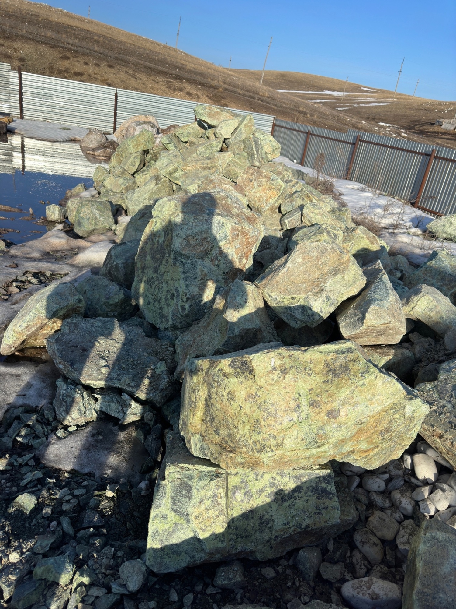 Камни для ландшафтного дизайна зелёные 10-60 килограмм купить в Радужном