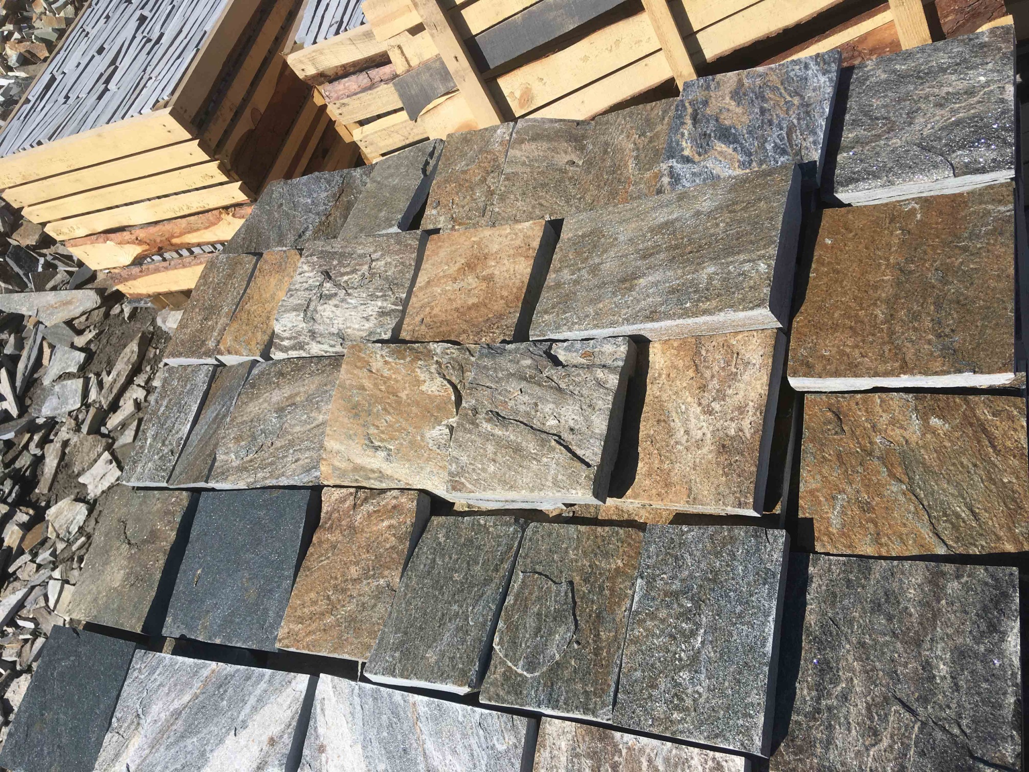 Плитка пилёная златолит Уральский для фасада купить в Радужном