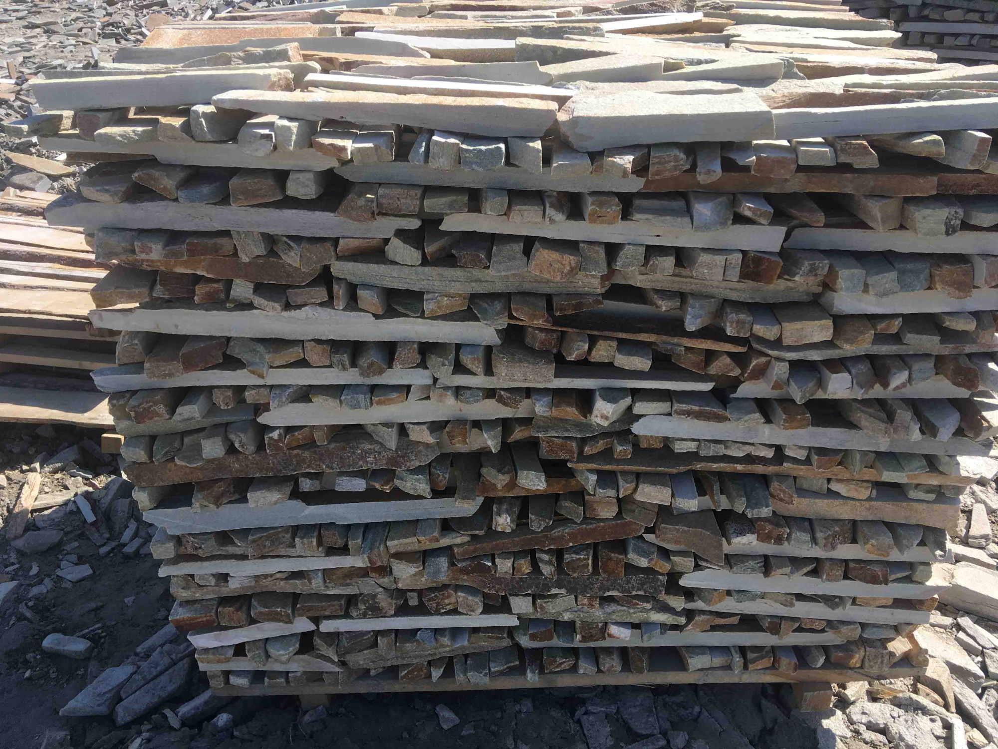 Горбушка златолит золотистый для облицовки купить в Радужном