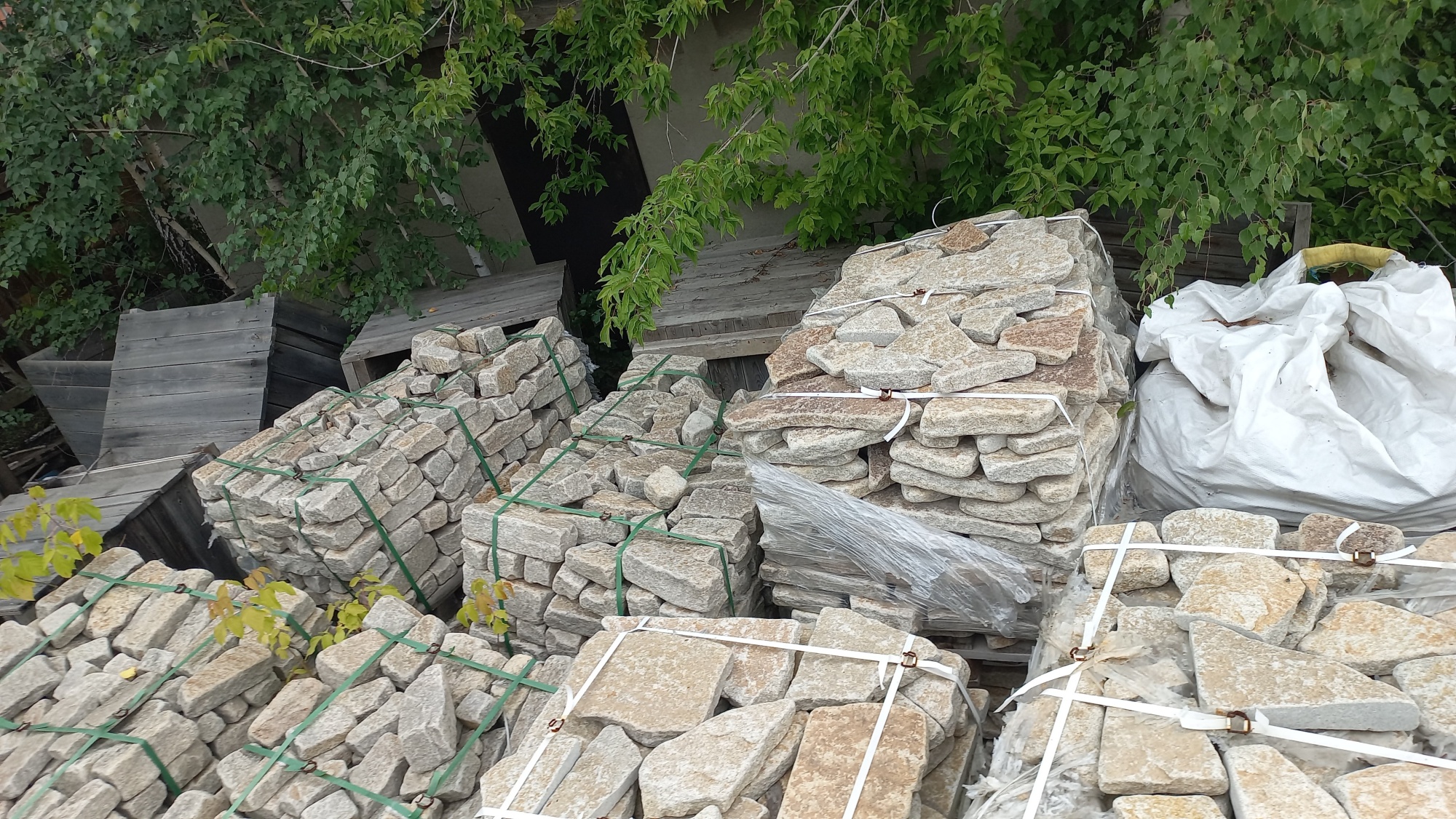 Плитняк гранитный галтованный купить в Радужном