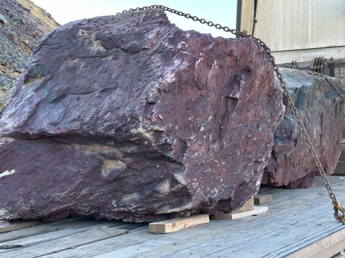 Огромные красно-фиолетовые валуны для ландшафтного дизайна весом более 5 тонн купить в Радужном