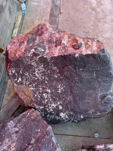 Камни для ландшафтного дизайна красно-фиолетовые 10-60 килограмм купить в Радужном