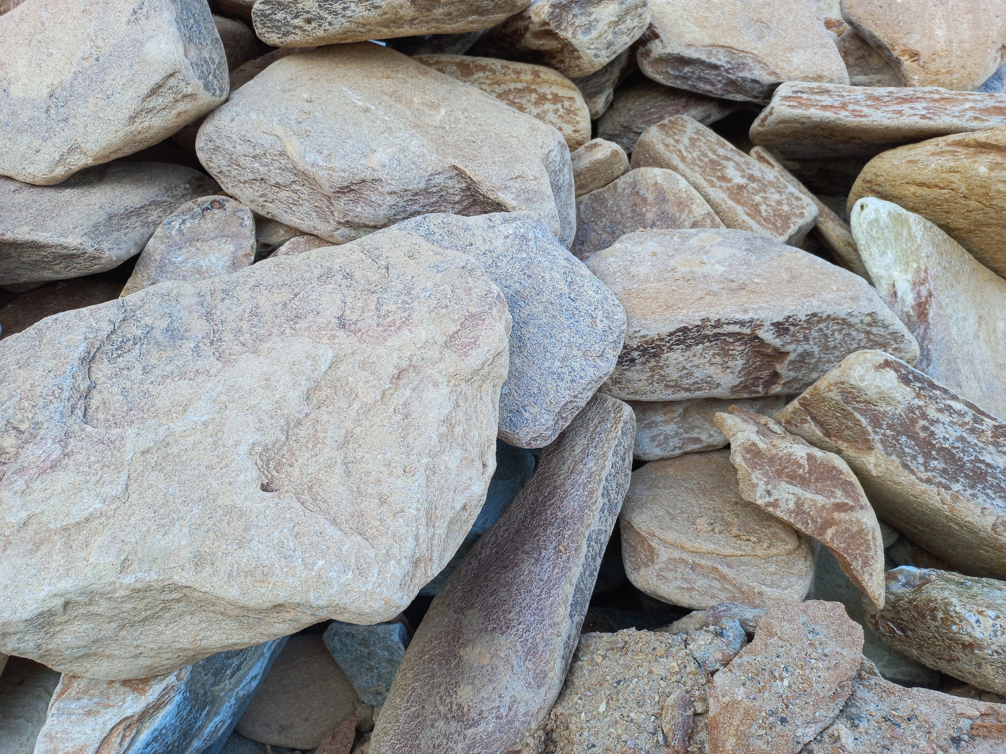 Златолит жёлтый, жёлто-зелёный глыбки и валуны для ланшафтного дизайна купить в Радужном