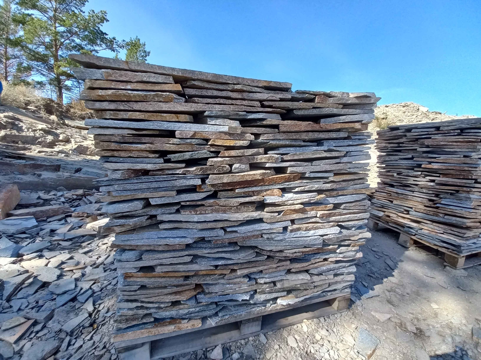 Плитняк златолит серебристый для фасада купить в Радужном