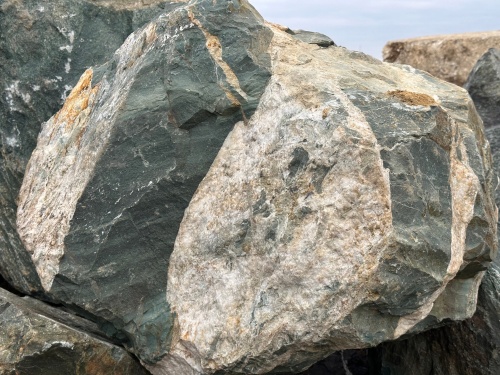 Гигантские зелёные валуны для ландшафтного дизайна весом более 5 тонн купить в Радужном