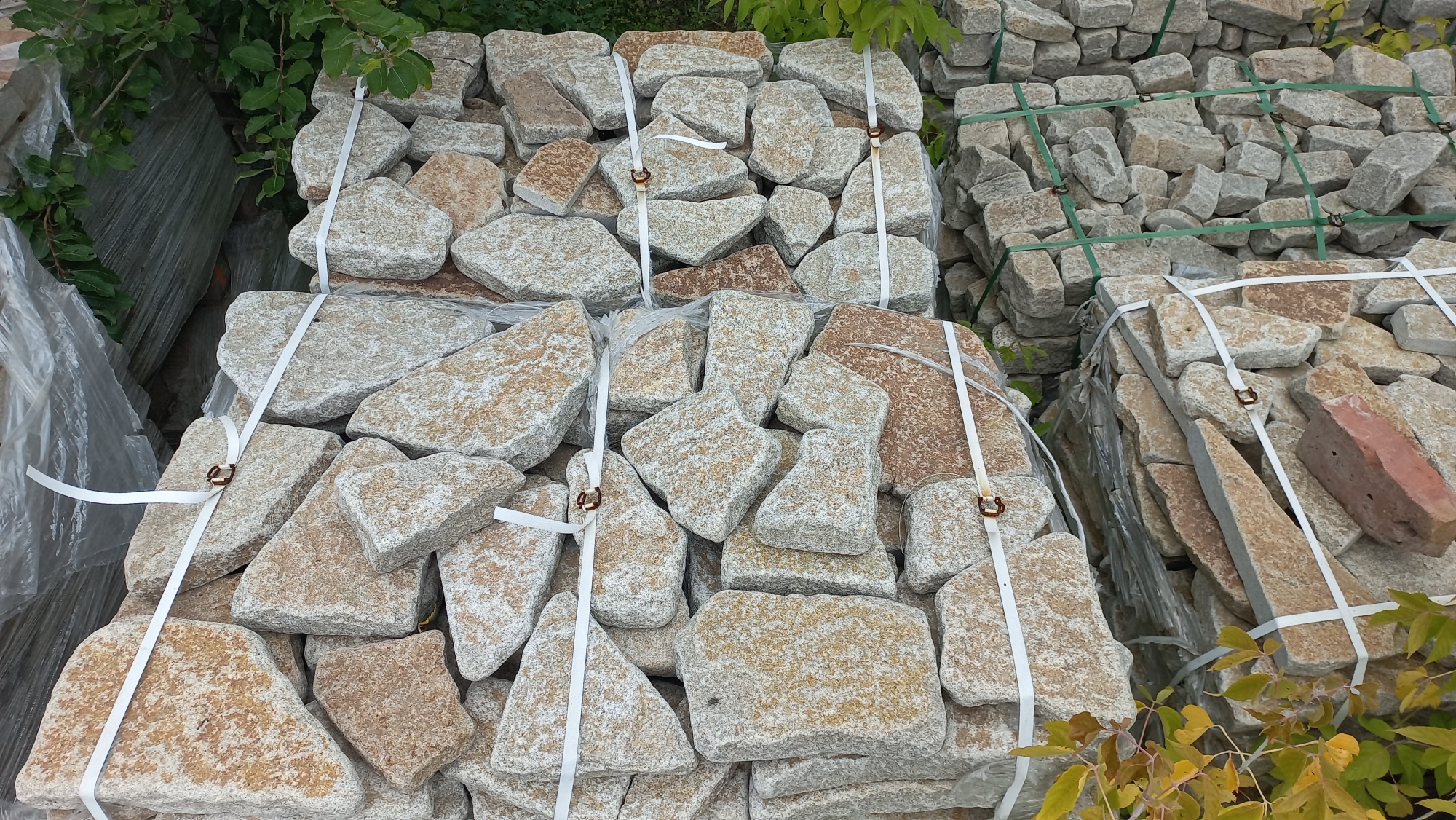 Гранитный плитняк галтованный для мощения купить в Радужном