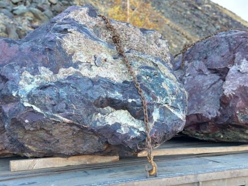 Огромные красно-фиолетовые валуны для ландшафтного дизайна весом более 5 тонн купить в Радужном