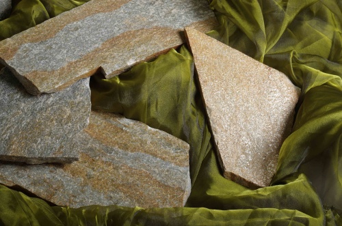 Плитняк златолит Уральский для цоколя, отмостки купить в Радужном