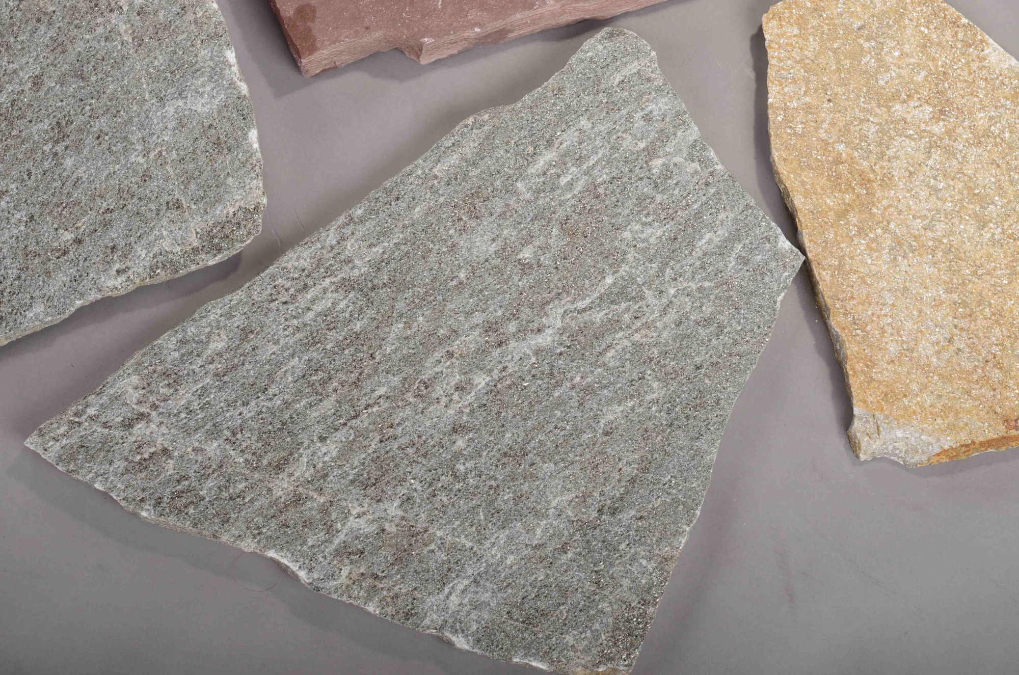 Плитняк златолит Уральский  для фасада купить в Радужном