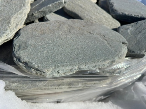 Плитняк златолит зелёный галтованный для мощения на бетон купить в Радужном