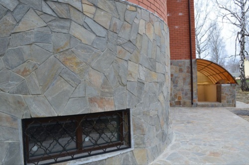 Плитняк златолит Уральский для цоколя, отмостки купить в Радужном